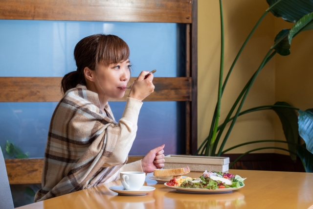 食事をしている女性