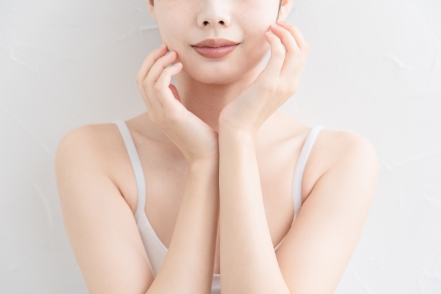 頬に手を添える女性