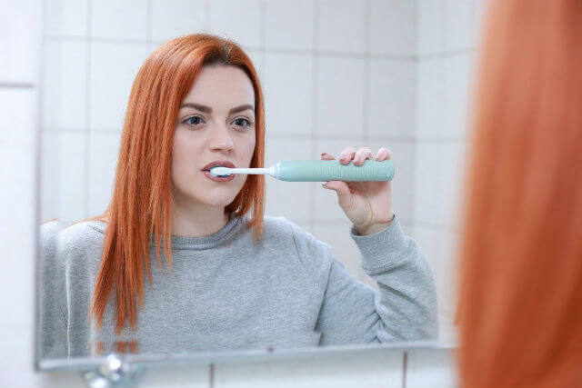 歯磨きをする女性