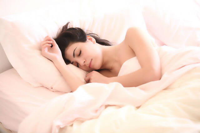 ベッドで休んでいる女性